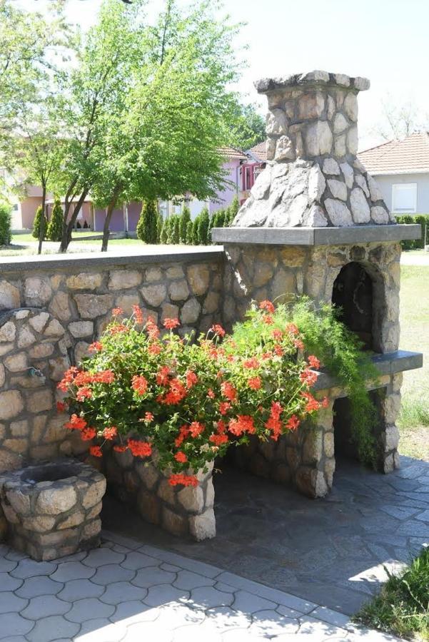 Sobe Alex Apartment Veliko Gradiste Bagian luar foto