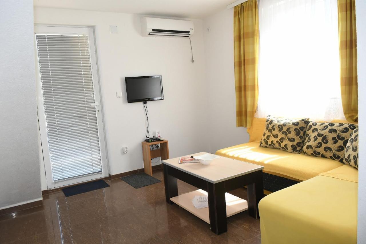 Sobe Alex Apartment Veliko Gradiste Bagian luar foto